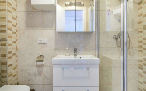 Bellavista i: Salle De Bains, Propriété, Pièce, Tuile, Robinet, Design Intérieur, Accessoire Salle De Bain, Mur, Architecture, Immobilier