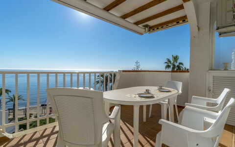 Aquamarina: Propriété, Bâtiment, Pièce, Maison, Immobilier, Meubles, Appartement, Table, Balcon, Design Intérieur