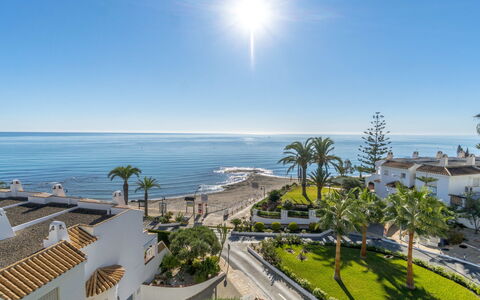 Aquamarina: Propriété, Ciel, Immobilier, Jour, Mer, Bâtiment, Horizon, Rive, Côte, Recours
