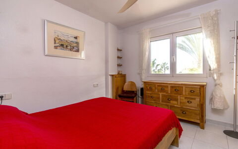 Aquamarina: Chambre, Meubles, Pièce, Lit, Propriété, Drap De Lit, Plafond, Design Intérieur, Cadre De Lit, Rouge
