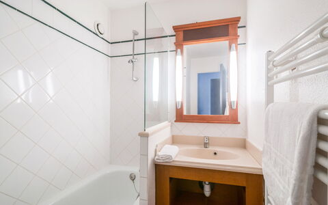 Domaine Golf Resort: Miroir, Luminaire Plomberie, Évier, Salle De Bains, Robinet, Baignoire, Bâtiment, Violet, Lavabo