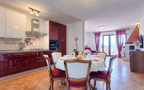 Chiara: Pièce, Propriété, Bâtiment, Design Intérieur, Meubles, Immobilier, Sol, Salle À Manger, Maison, Table