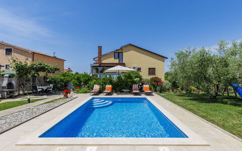 Chiara: Piscine, Recours, Zone Résidentielle, Biens, Loisir, Eco Hôtel, Mobilier De Jardin, Parapluie, Dalle, Thermes