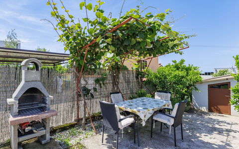 Chiara: Ombre, Jardin, Pot De Fleur, Cour, Arrière-Cour, Mobilier De Jardin, Dalle, Plante D'Appartement, Structure En Plein Air