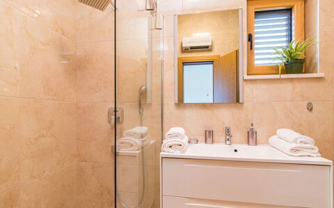 Brijunis Blick: Salle De Bains, Pièce, Propriété, Robinet, Armoire De Toilette, Mur, Tuile, Design Intérieur, Accessoire Salle De Bain, Luminaire Plomberie