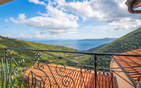 Mickey: La Nature, Ciel, Propriété, Végétation, Immobilier, Montagne, Nuage, Maison, Arbre, Balcon