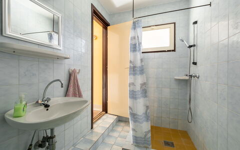 Rallye: Robinet, Miroir, Luminaire Plomberie, Propriété, Évier, Lavabo, Salle De Bains, Design Intérieur, Bâtiment, Sol
