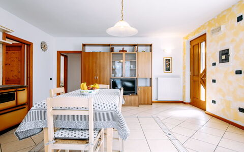 Amelia: Meubles, Propriété, Fenêtre, Cadre, Bois, Table, Chaise, Bâtiment, Design Intérieur