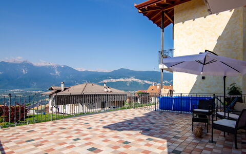 Amelia: Ciel, Montagne, Bleu Azur, Plante, Bâtiment, Ombre, Bois, Pot De Fleur, Mobilier De Jardin, Chaise