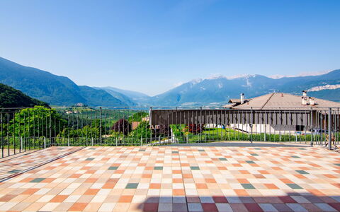 Amelia: Ciel, Propriété, Montagne, Bâtiment, Plante, Bleu Azur, Architecture, Arbre, Herbe, Maison