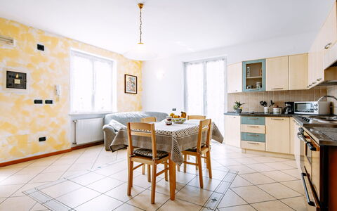 Amelia: Meubles, Cabinetry, Table, Comptoir, Fenêtre, Bois, Cuisine, Design Intérieur, Chaise