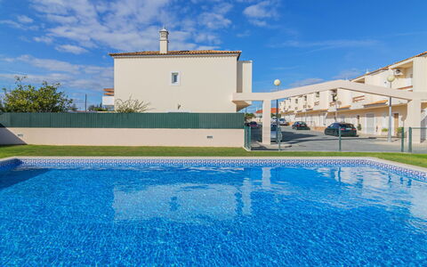 Bela Vitta: Piscine, Bleu, Propriété, Bâtiment, Ciel, Architecture, Bleu Azur, Immobilier, Vacances, Loisir