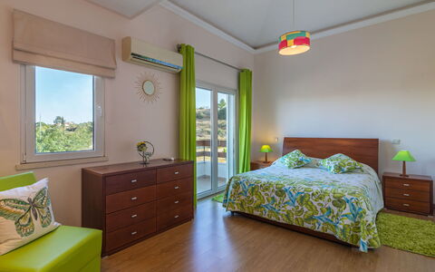 Bela Vitta: Chambre, Meubles, Pièce, Lit, Propriété, Drap De Lit, Design Intérieur, Literie, Cadre De Lit, Vert