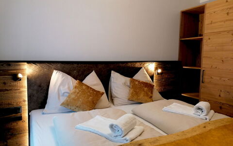 Rauris 110: Confort, Bois, Sol, Sol, Rectangle, Cabinetry, Étagère, Dur, Salon, Oreiller