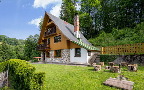 Mrklov: Plante, Propriété, Bâtiment, Nuage, Ciel, Fenêtre, Paysage Naturel, Arbre, Lot Terre, Maison