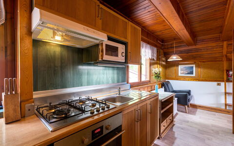 Mrklov: Cabinetry, Comptoir, Propriété, Appareil De Cuisine, Cuisine, Bois, Design Intérieur, Cuisinière, Bâtiment, Sol