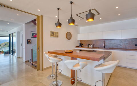 Bali Infinity Plus: Table, Meubles, Propriété, Comptoir, Éclairage, Bois, Design Intérieur, Chaise, Sol, Cuisine