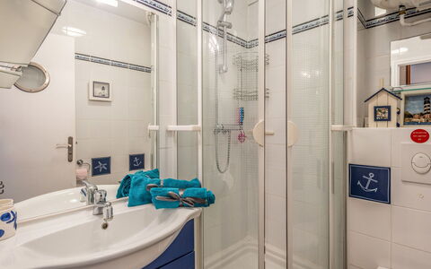 Quiberon 124: Salle De Bains, Pièce, Propriété, Bâtiment, Luminaire Plomberie, Design Intérieur, Hôpital, Douche, Verre, Maison