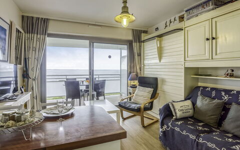 Quiberon 124: Pièce, Propriété, Meubles, Design Intérieur, Salon, Jaune, Bleu, Bâtiment, Plafond, Sol
