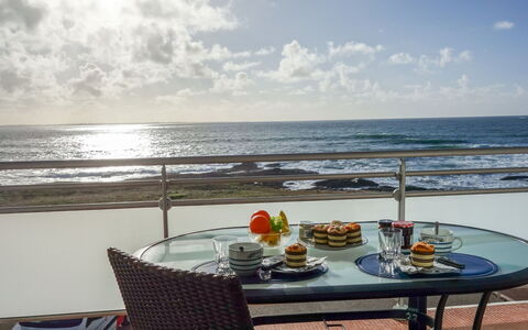 Quiberon 124: L'Eau, Nuage, Table, Ciel, Meubles, Propriété, Chaise, Vaisselle, Bleu Azur, Mobilier De Jardin