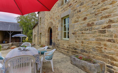 La Tronçonnais: Bâtiment, Meubles, Plante, Propriété, Table, Fenêtre, Parapluie, Pot De Fleur, Chaise, Plante D'Appartement