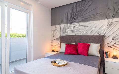 Athos: Meubles, Chambre, Pièce, Propriété, Lit, Design Intérieur, Mur, Matelas, Cadre De Lit, Sol