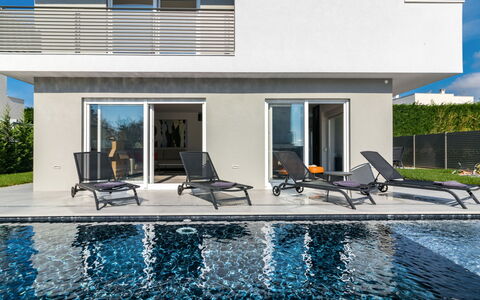 Athos: Propriété, Maison, Piscine, Bâtiment, Domicile, Immobilier, Architecture, Balancelle, Villa, Loisir