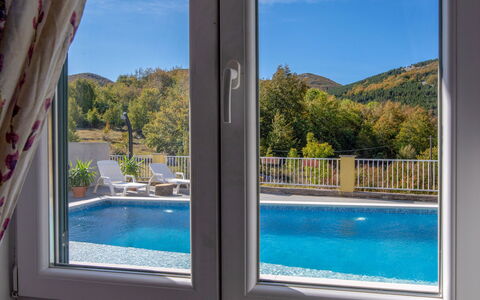 Saulja: Propriété, Fenêtre, Pièce, Maison, Immobilier, Piscine, Verre, Domicile, Design Intérieur, Porte