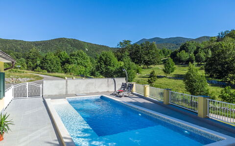 Saulja: L'Eau, Plante, Propriété, Piscine, Ciel, Bâtiment, Bleu Azur, Arbre, Rectangle, Montagne
