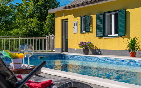 Saulja: L'Eau, Plante, Propriété, Fenêtre, Piscine, Bâtiment, Bleu Azur, Ciel, Ombre, Loisir