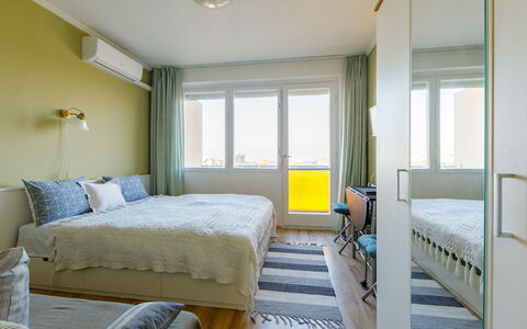 Golden Gate: Chambre, Meubles, Pièce, Lit, Propriété, Cadre De Lit, Jaune, Bleu, Design Intérieur, Sol