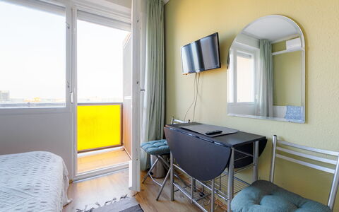 Golden Gate: Pièce, Meubles, Propriété, Jaune, Design Intérieur, Vert, Bâtiment, Sol, Maison, Lit