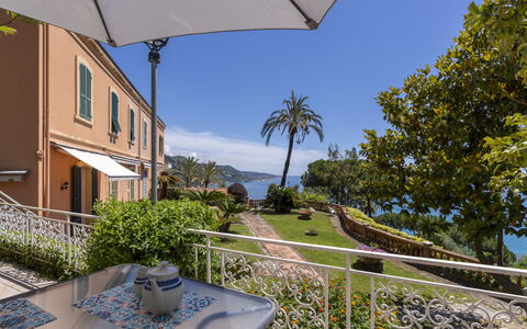 Paradise Corner: Ciel, L'Eau, Plante, Jour, Propriété, Bâtiment, Piscine, Bleu Azur, La Nature, Architecture
