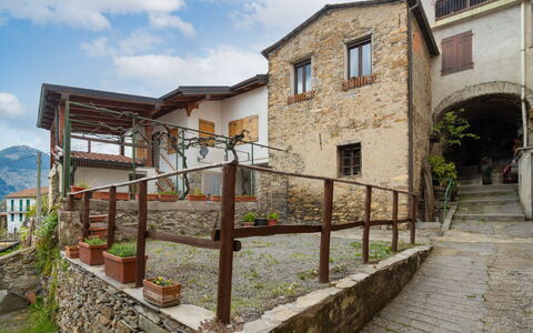 Carametto: Ciel, Plante, Propriété, Bâtiment, Nuage, Fenêtre, Maison, Végétation, Design Urbain, Lot Terre