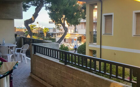 Silvi Marina 180: Propriété, Balcon, Balustrade, Domicile, Maison, Immobilier, Bâtiment, Porche, Arbre, Rail Garde