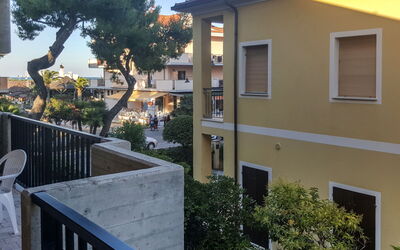 Silvi Marina 180: Plante, Bâtiment, Fenêtre, Propriété, Ciel, Jaune, Maison, Arbre, Architecture