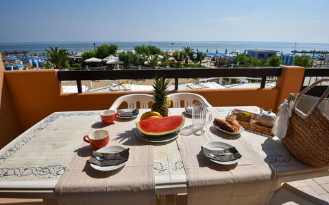 Vistamare: Aliments, Ciel, Table, Vaisselle, Meubles, Propriété, Bâtiment, L'Eau, Plante, Chaise