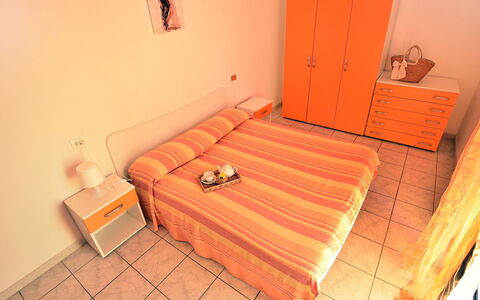 Vistamare: Confort, Orange, Bois, Design Intérieur, Oreiller, Cadre De Lit, Bâtiment, Mobilier De Jardin, Sol, Sol