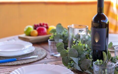 Ginepro: Vaisselle, Vaisselle, Bouteille, Aliments, Serveware, Assiette, Ingrédient, Du Vin, Drinkware