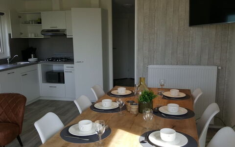 Retranchement 102: Table, Meubles, Propriété, Vaisselle, Vaisselle, Chaise, Bois, Cabinetry, Design Intérieur, Assiette