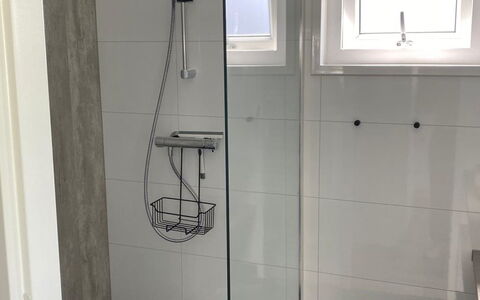 Retranchement 102: Luminaire Plomberie, Tete De Douche, Porte De Douche, Fenêtre, Douche, Panneau De Douche, Salle De Bains, Bâtiment, Porte