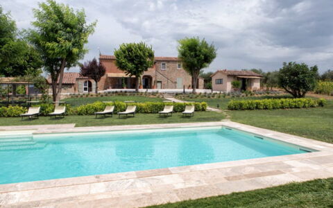 Villa Milluzzi: L'Eau, Ciel, Nuage, Plante, Propriété, Piscine, Bâtiment, Arbre, Herbe, Architecture