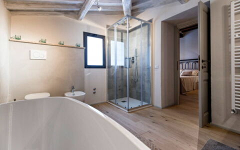 Villa Milluzzi: Baignoire, Luminaire Plomberie, Bâtiment, Salle De Bains, Sol, Bois, Sol, Robinet, Confort