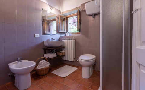 Villa Il Biancospino: Miroir, Luminaire Plomberie, Siège De Toilette, Propriété, Toilette, Évier, Robinet, Violet, Salle De Bains, Lavabo