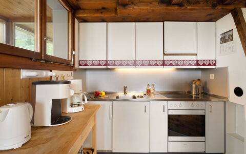 Haimavati: Cuisine, Comptoir, Appareil De Cuisine, Design Intérieur, Meubles, Cabinetry, Principaux Appliance, Bois, Sol, Evier