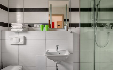 Bečov Nad Teplou 1: Robinet, Luminaire Plomberie, Évier, Lavabo, Propriété, Salle De Bains, Violet, Design Intérieur, Architecture, Toilette