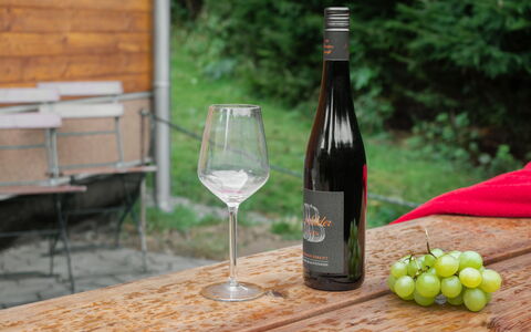 Bečov Nad Teplou 1: Vaisselle, Table, Bouteille, Plante, Drinkware, Aliments, Du Vin, Verres À Pied, Bar, Bouteille En Verre