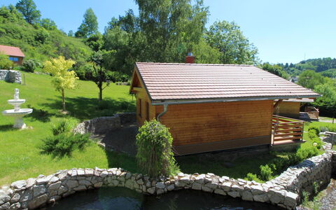 Bečov Nad Teplou 2: L'Eau, Plante, Ciel, Propriété, Bâtiment, Vert, Arbre, Paysage Naturel, Maison, Lot Terre