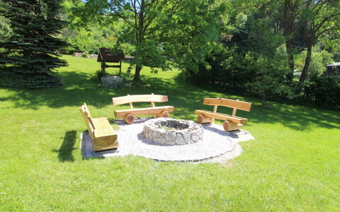 Bečov Nad Teplou 2: Plante, Table, Paysage Naturel, Arbre, Mobilier De Jardin, Lot Terre, Tableau De Plein Air, Ombre, Loisir, Couverture De Sol