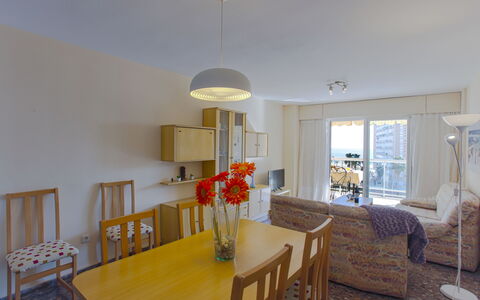 Ana: Pièce, Propriété, Meubles, Design Intérieur, Bâtiment, Plafond, Sol, Jaune, Maison, Salle À Manger